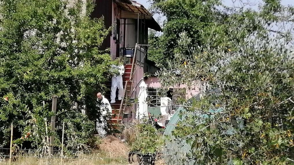 I Ris dei carabinieri a lavoro sul casolare dove abitava Vasile Frumuzache (Goiorani) I Ris dei carabinieri a lavoro sul casolare dove abitava Vasile Frumuzache (Goiorani)