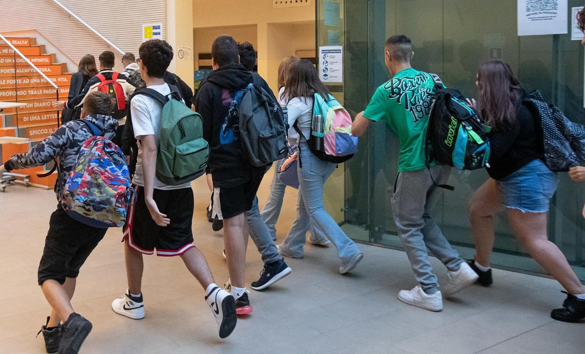 Scuola, in Toscana si torna sui banchi dal 15 settembre: calendario scolastico 2025 26. Vacanze di Natale e ponti