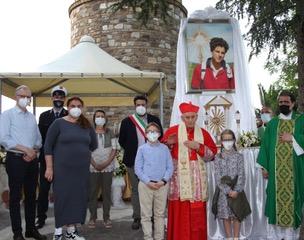 https://www.lanazione.it/image-service/view/acePublic/alias/contentid/OTk3ZjY2ZGMtZDIxNy00/0/il-cardinale-ernest-simoni-con-i-familiari-di-carlo-acutis-il-sindaco-alessio-mugnaini-e-altre-autorita-a-san-donato-a-livizzano-nel-2021.jpeg?f=1.90:1&w=1200