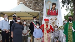 Il Cardinale Ernest Simoni con i familiari di Carlo Acutis, il sindaco Alessio Mugnaini e altre autorità a San Donato a Livizzano nel 2021 Il Cardinale Ernest Simoni con i familiari di Carlo Acutis, il sindaco Alessio Mugnaini e altre autorità a San Donato a Livizzano nel 2021