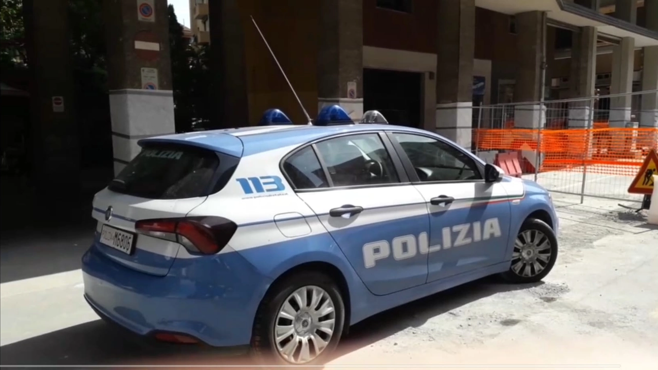 La polizia in piazza dell'Unità 15 (foto Schicchi)