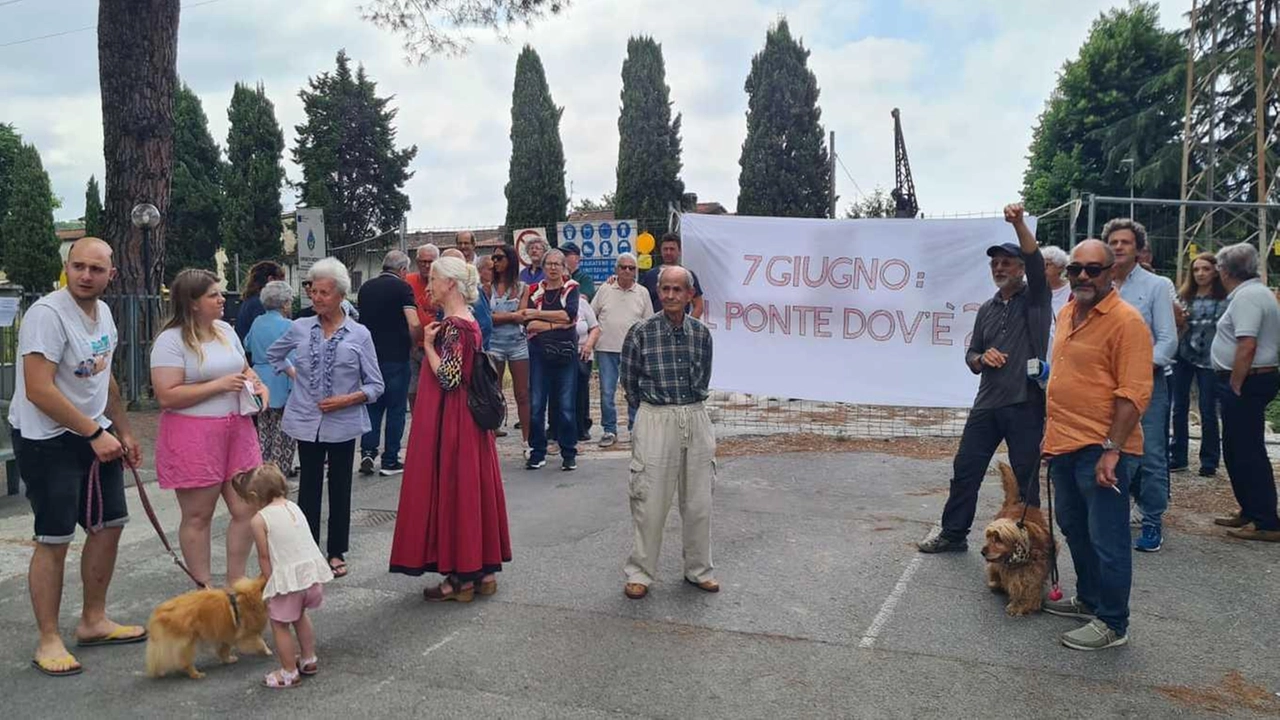 I residenti di via Falcinello si sono ritrovati ieri mattina davanti al “vuoto“ che separa la città dalla zona Enel e stadio “Miro Luperi“ I residenti di via Falcinello si sono ritrovati ieri mattina davanti al “vuoto“ che separa la città dalla zona Enel e stadio “Miro Luperi“