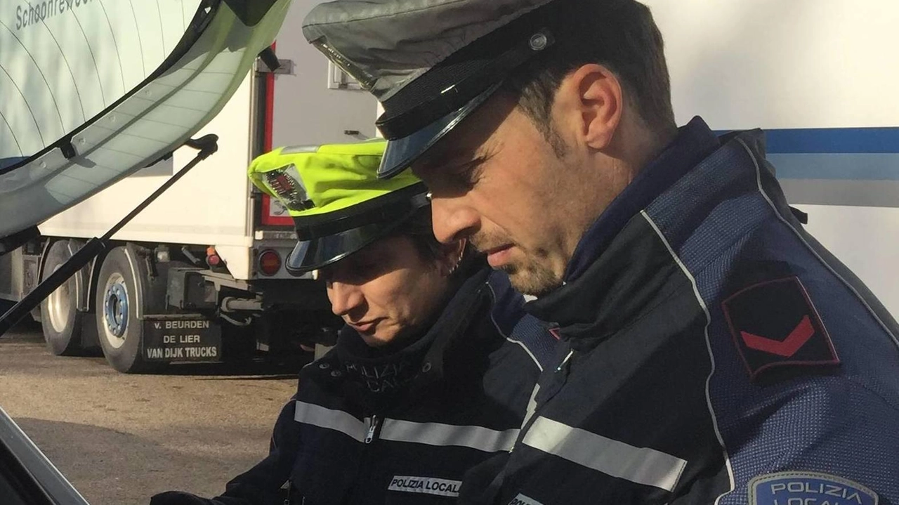 Nuovi orari più flessibili sono previsti dall’amministrazione per l’accesso alle zone a traffico limitato riservati ai residenti e alle aziende che. hanno bisogno di effetuare operazioni. di carico e scarico Nuovi orari più flessibili sono previsti dall’amministrazione per l’accesso alle zone a traffico limitato riservati ai residenti e alle aziende che. hanno bisogno di effetuare operazioni. di carico e scarico