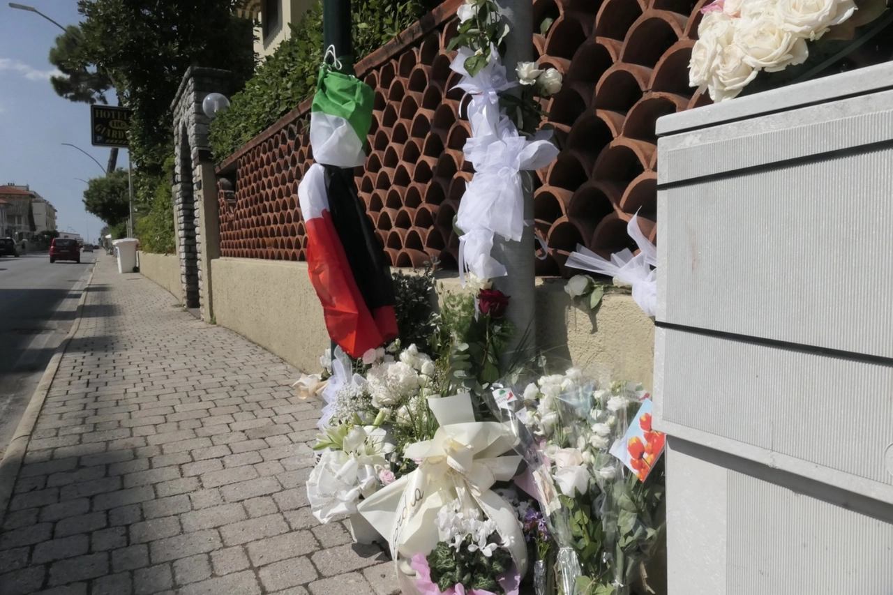 incidente lido bandiera italiana a lutto sul luogo ragazzi morti