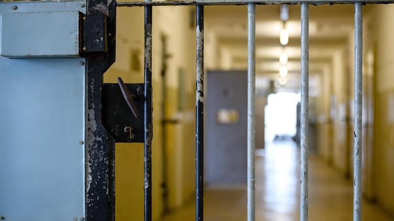 Tragedia nel carcere di Massa: detenuto di 26 anni trovato morto in cella Tragedia nel carcere di Massa: detenuto di 26 anni trovato morto in cella