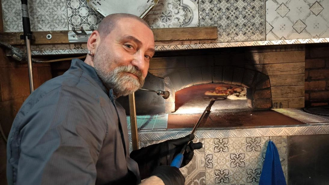 Nel locale un forno dedicato per le preparazione senza glutine: "Abbiamo fatto tanti investimenti per offrire una cucina gustosa anche a chi è intollerante". La passione tramandata dai genitori . Nel locale un forno dedicato per le preparazione senza glutine: "Abbiamo fatto tanti investimenti per offrire una cucina gustosa anche a chi è intollerante". La passione tramandata dai genitori .