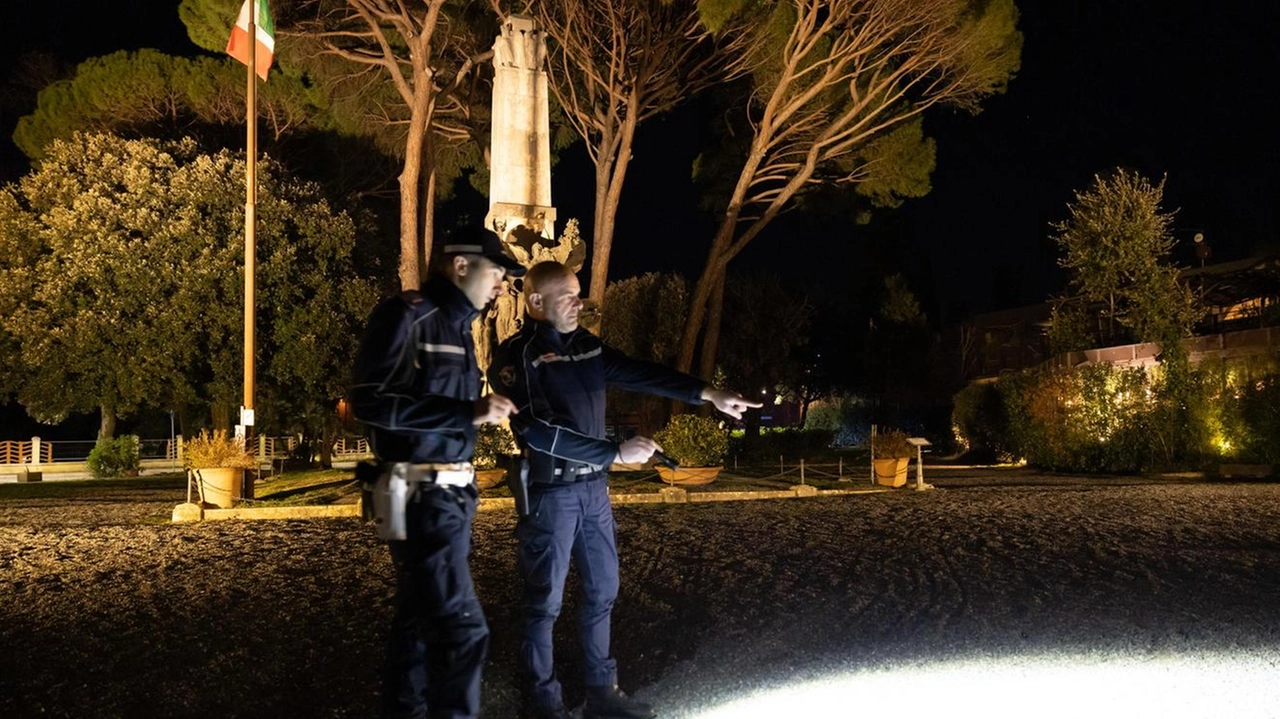 I controlli della Municipale nel parco dietro viale Verdi, in via della Torretta I controlli della Municipale nel parco dietro viale Verdi, in via della Torretta