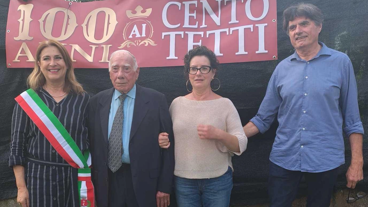 Da sinistra, il sindaco di Castelnuovo Katia Cecchinelli,. il festeggiato Giovanni Lagomarsini con. i figli Claudia ed Erio Da sinistra, il sindaco di Castelnuovo Katia Cecchinelli,. il festeggiato Giovanni Lagomarsini con. i figli Claudia ed Erio