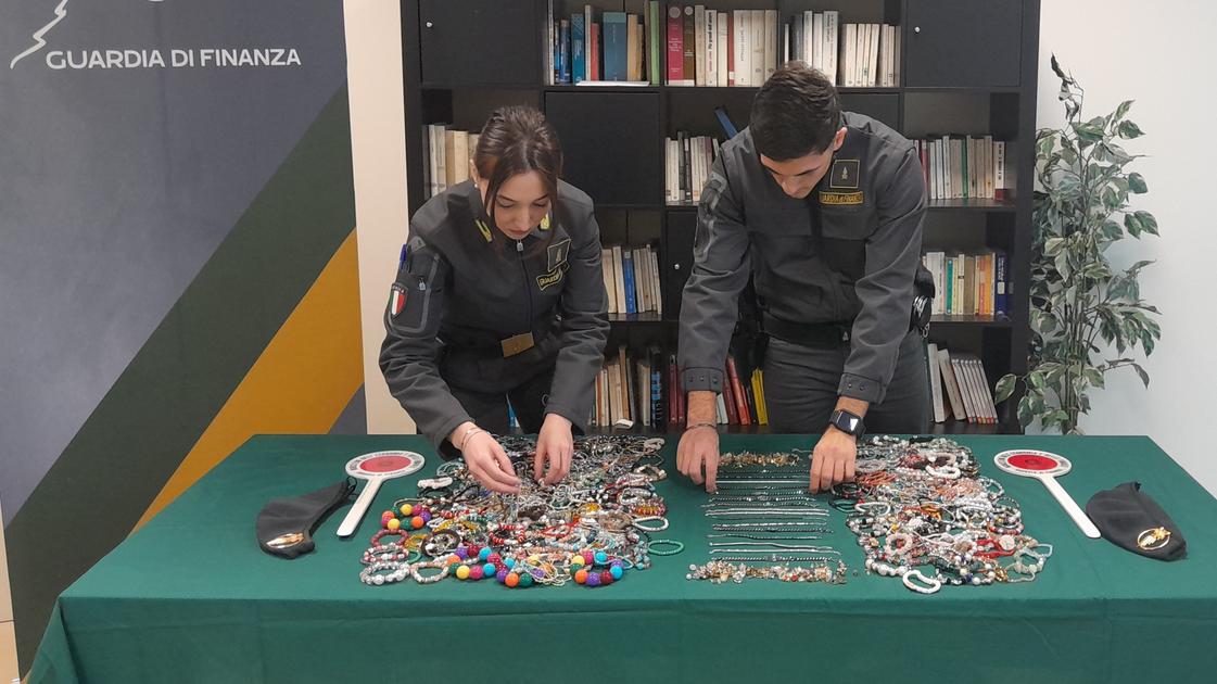 pistoia sequestrati quasi 900 oggetti tra bracciali e decorazioni privi dei requisiti di sicurezza da Lanazione.it pistoia sequestrati quasi 900 oggetti tra bracciali e decorazioni privi dei requisiti di sicurezza