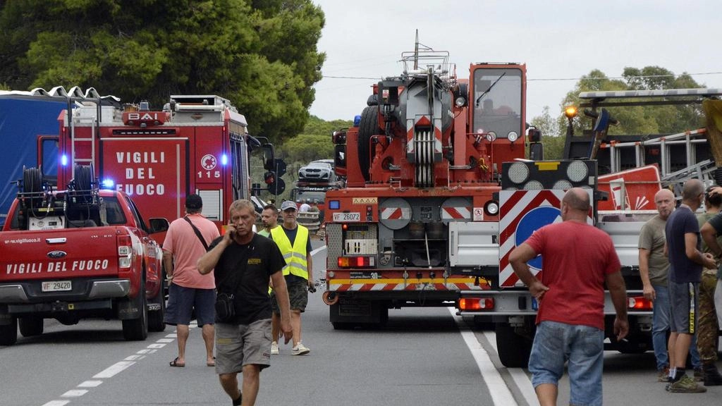 Il primo cittadino: "E’ diventata un cimitero e l’indignazione dura il tempo di un mattino". I camionisti sul luogo dell’impatto. "L’asfalto è dissestato e le guide sono pericolose".