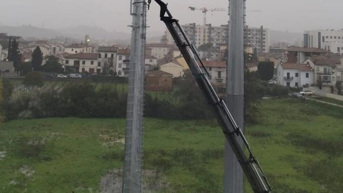 Il montaggio della seconda antenna Il montaggio della seconda antenna