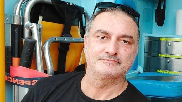 Simone Chelli con la divisa da volontario della Pubblica Assistenza Luni Simone Chelli con la divisa da volontario della Pubblica Assistenza Luni