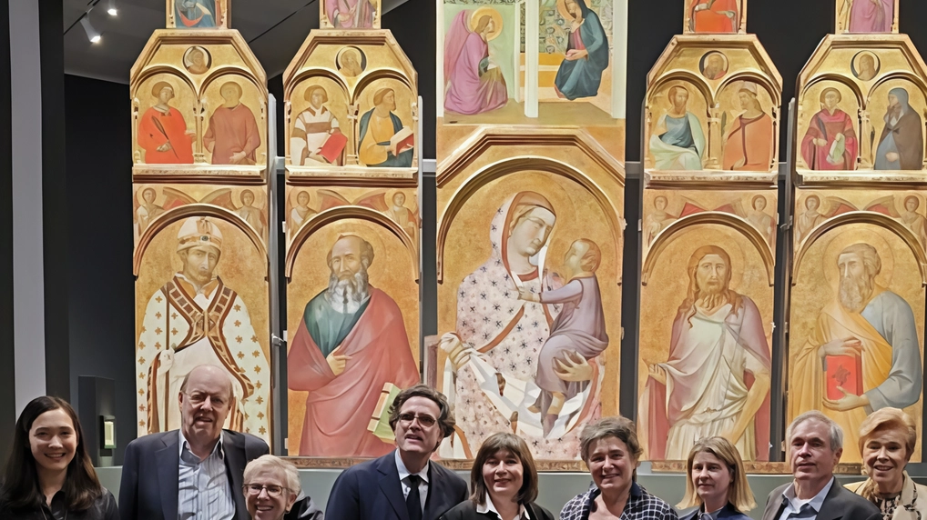 Il dipinto "oscura" gli altri pezzi forti e catalizza i visitatori dominando la sala centrale. L’emozione delle restauratrici aretine, la commozione dei finanziatori, l’orgoglio del sindaco. Il dipinto "oscura" gli altri pezzi forti e catalizza i visitatori dominando la sala centrale. L’emozione delle restauratrici aretine, la commozione dei finanziatori, l’orgoglio del sindaco.