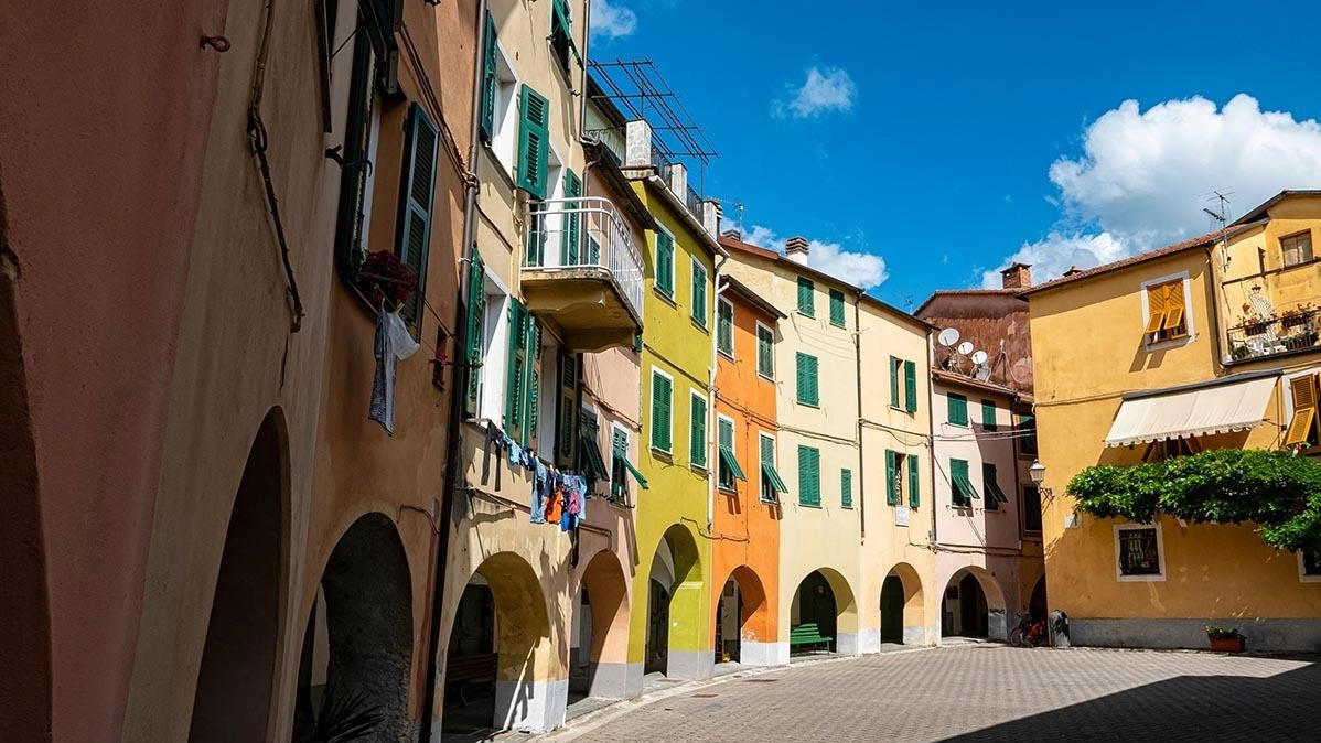 La splendida piazzetta di Varese Ligure, noto non a caso come il borgo rotondo