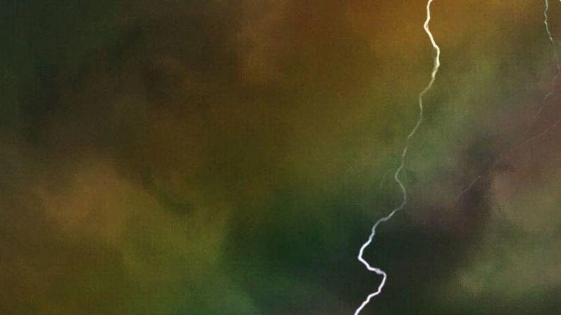 Fulmine e arcobaleno mercoledì al Piazzale (Foto Christian Bernardinelli)