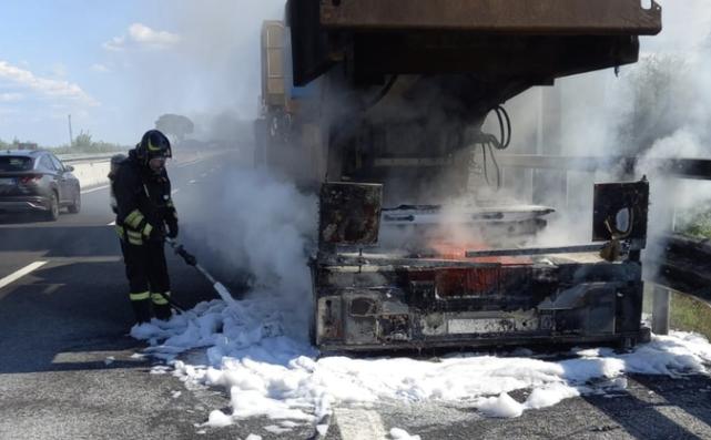a1 ancora un incendio di camion brucia bisarca intervento dei vigili del fuoco