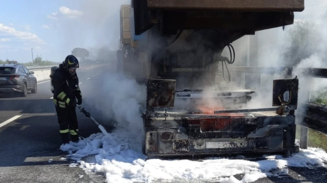 Il camion andato a fuoco sul tratto senese dell'Autostrada del Sole (Fonte vigili del fuoco)