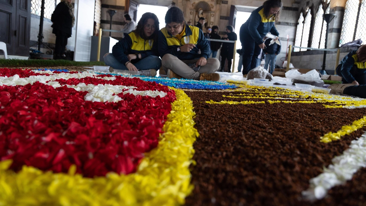 L’allestimento dell’Infiorata dell’Annunciazione nella Chiesa della Spina