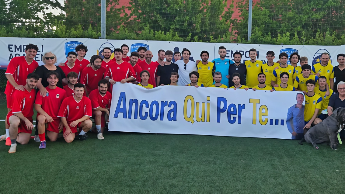 Il gruppo degli amici di Lorenzo De Luca con il loro messaggio di affetto