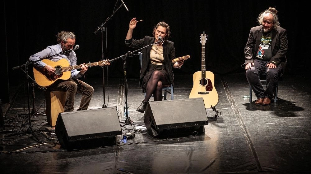 Lo spettacolo Blu dipinto di e con Andrea Kaemmerle, Giulia Pratelli (chitarra e voce) e Luca Guidi (chitarra e voce) Lo spettacolo Blu dipinto di e con Andrea Kaemmerle, Giulia Pratelli (chitarra e voce) e Luca Guidi (chitarra e voce)
