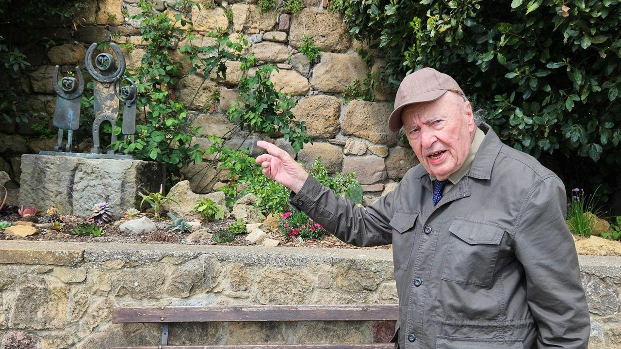 Nato a Monticchiello nel comune di Pienza, il suo ricordo di quei giorni è ancora lucido "Furono la signora Angheben e il parroco Don Marino Torriti ad evitare l’eccidio".