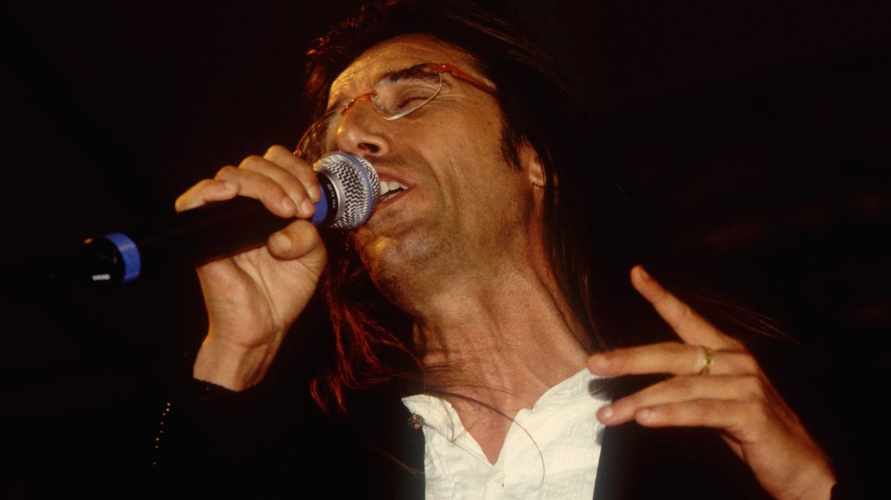 Una foto una storia Il cantante dei Tazenda e raffinato solista, tra i protagonisti a Siena per i venti anni di ’Creuza de ma’