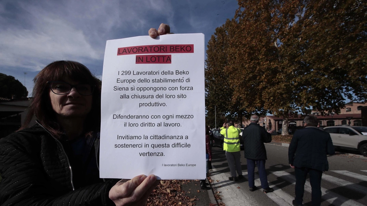 La protesta si è estesa alle piazze, ieri mattina i dipendenti hanno distribuito volantini . L’obiettivo è sensibilizzare l’opinione pubblica su questa crisi che investe tante famiglie senesi. La protesta si è estesa alle piazze, ieri mattina i dipendenti hanno distribuito volantini . L’obiettivo è sensibilizzare l’opinione pubblica su questa crisi che investe tante famiglie senesi.