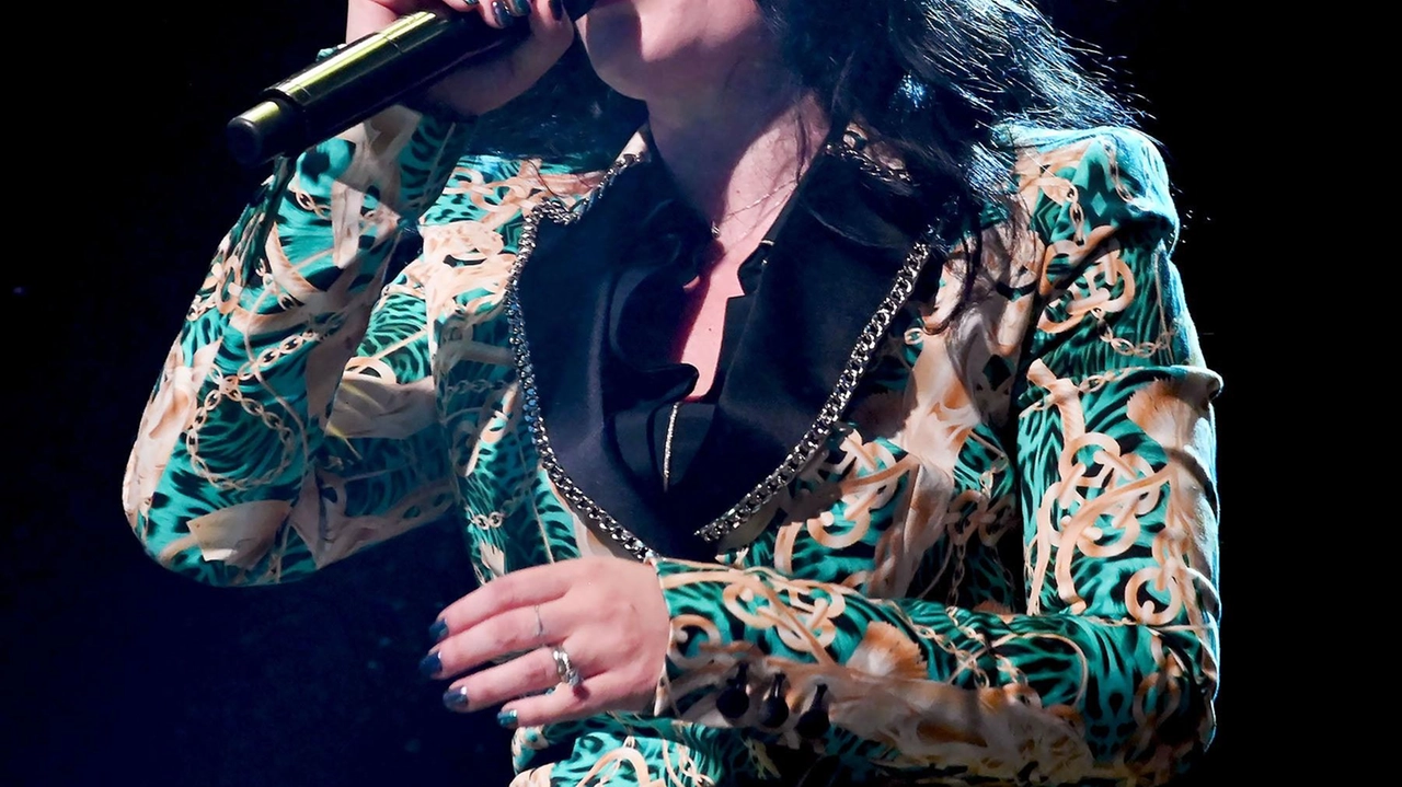 "Non vedo l’ora di essere lì, ci divertiremo un sacco, insieme a musicisti straordinari": Giusy Ferreri sorride, dal video,...