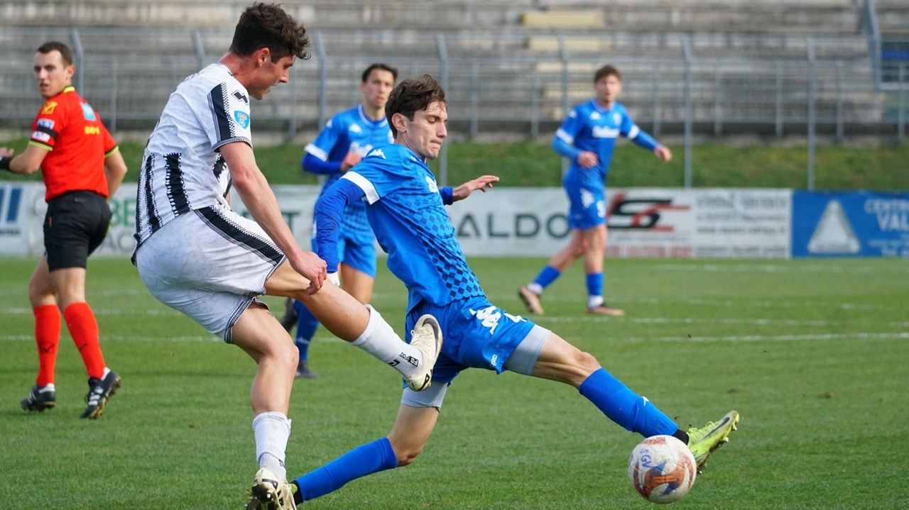 Il capitano della Sangiovannese Duccio Nannini durante un’azione