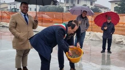 Il sindaco Simone Calamai che posa simbolicamente la prima pietra a Oste Il sindaco Simone Calamai che posa simbolicamente la prima pietra a Oste