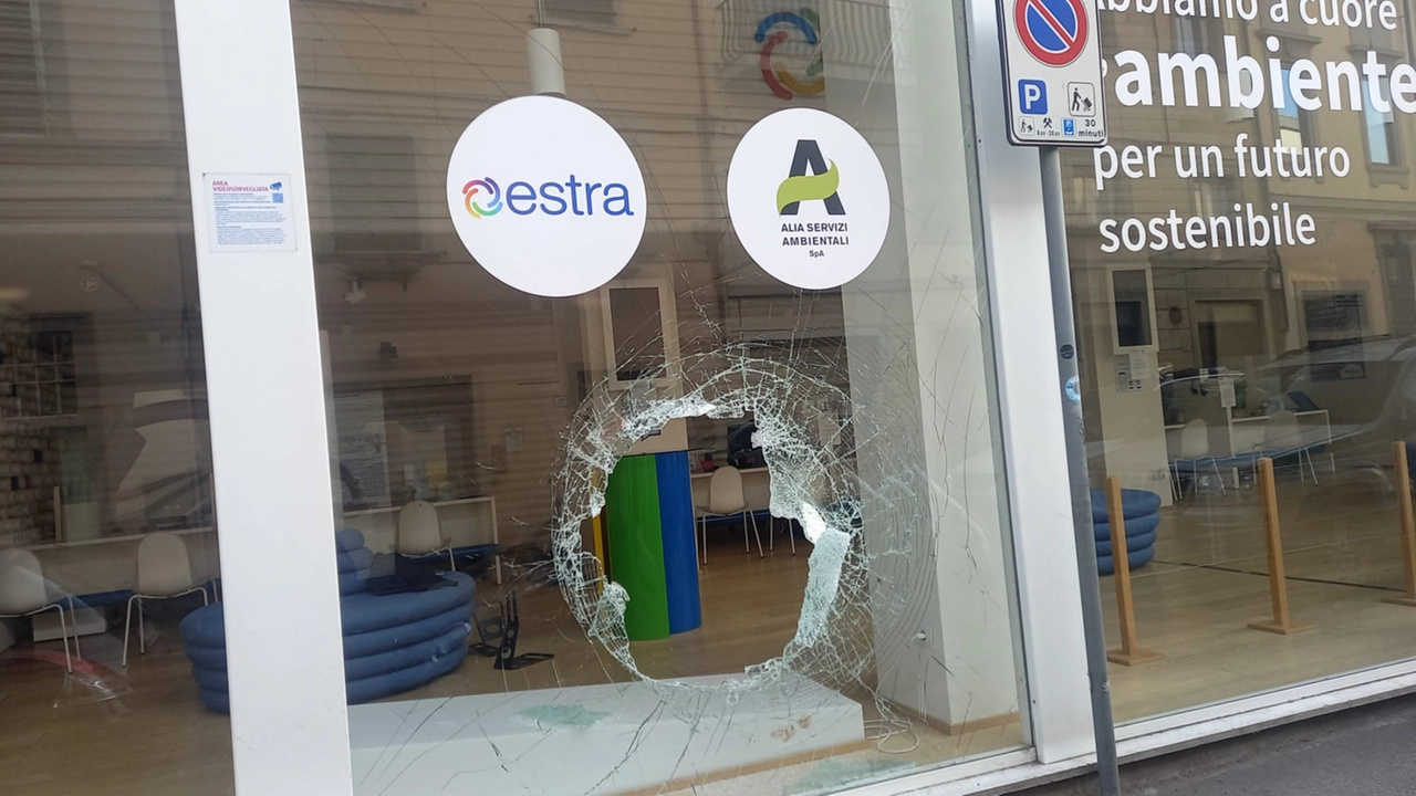 Spaccata a Prato al punto Estra via san Giorgio (foto Attalmi) Spaccata a Prato al punto Estra via san Giorgio (foto Attalmi)