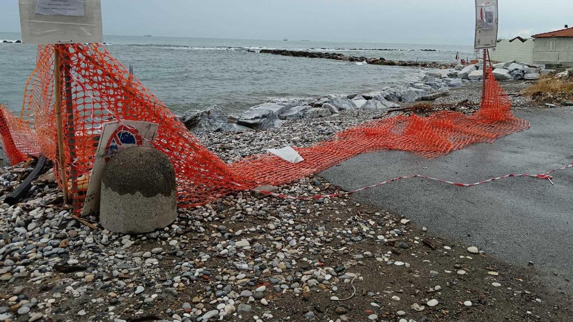 dopo la festa abusiva anche i vandali strappate le reti anti intrusione