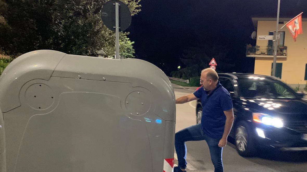 Polemiche a Poggibonsi per il cambio di verso nell'apertura dei cassonetti in via Giosuè Carducci, con rischi per la sicurezza dei residenti. Polemiche a Poggibonsi per il cambio di verso nell'apertura dei cassonetti in via Giosuè Carducci, con rischi per la sicurezza dei residenti.