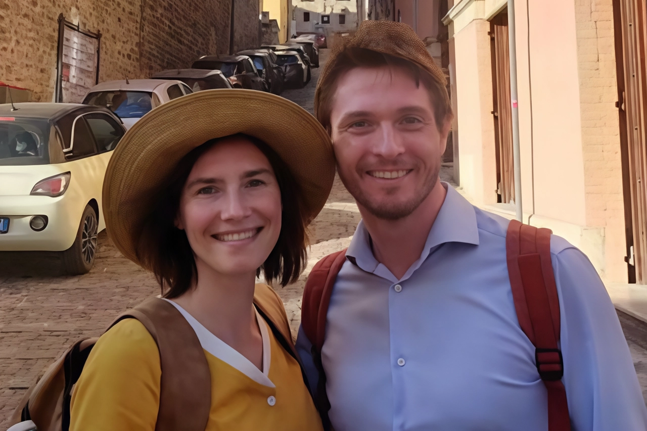 Amanda in Italia, ritorno in aula: "Pulirò il mio nome dalle falsità". E Sollecito tifa per lei: non ho dubbi