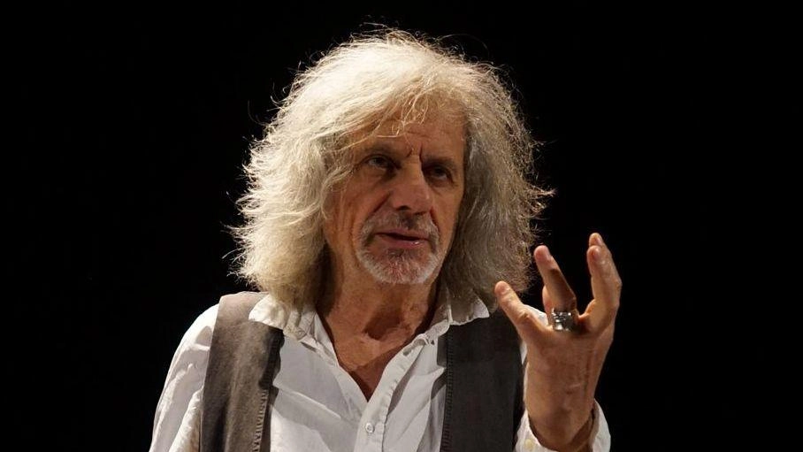 Il funambolo della parola e dell’immaginazione, il teorico del non-senso elevato a potenza creativa irrompe al Lyrick: questa sera alle... Il funambolo della parola e dell’immaginazione, il teorico del non-senso elevato a potenza creativa irrompe al Lyrick: questa sera alle...