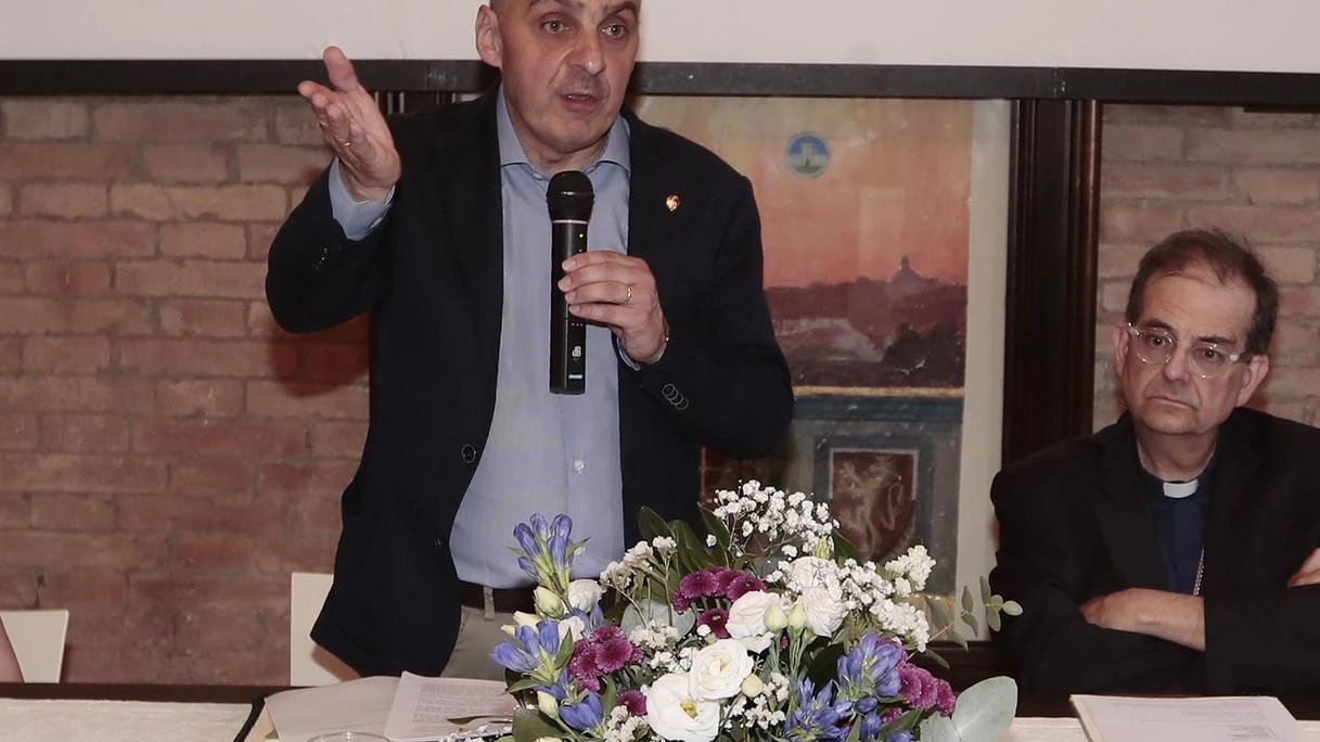 Il priore Massimo Bianchi illustra le tante iniziative di Salicotto in questi giorni "L’auspicio per la nostra ’famiglia’ è la compattezza, presto torneremo a correre il Palio". Il priore Massimo Bianchi illustra le tante iniziative di Salicotto in questi giorni "L’auspicio per la nostra ’famiglia’ è la compattezza, presto torneremo a correre il Palio".
