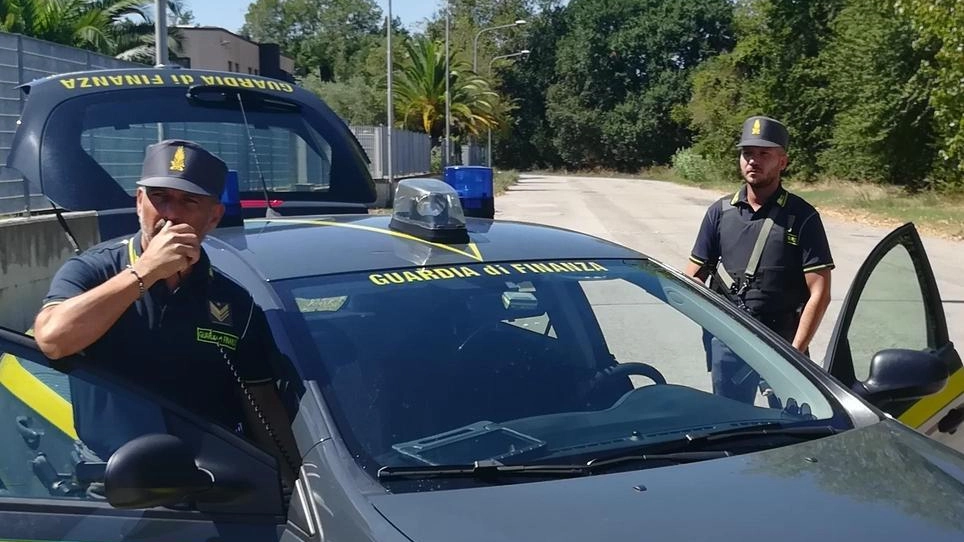 Finanzieri durante controlli per strade Finanzieri durante controlli per strade