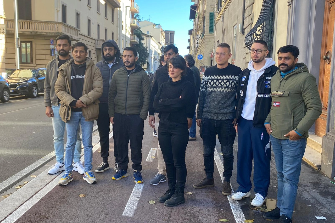 I lavoratori in appalto Montblanc insieme ai sindacalisti Sudd Cobas