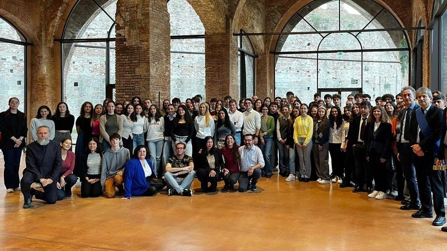 La cerimonia agli Arsenali Repubblicani con i ragazzi e le ragazze che si sono diplomati con il massimo dei voti La cerimonia agli Arsenali Repubblicani con i ragazzi e le ragazze che si sono diplomati con il massimo dei voti
