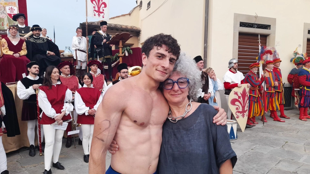 Antonio Rossi, l’eugubino vincitore dell’edizione 2024, insieme. alla madre subito dopo l’arrivo Antonio Rossi, l’eugubino vincitore dell’edizione 2024, insieme. alla madre subito dopo l’arrivo