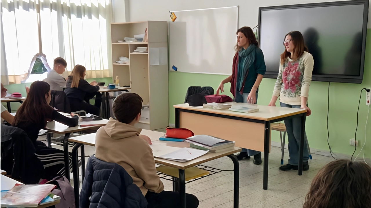 Le esperte del centro Duna. Ilaria Tarabella e Francesca Rivieri con la 3F Staffetti Le esperte del centro Duna. Ilaria Tarabella e Francesca Rivieri con la 3F Staffetti