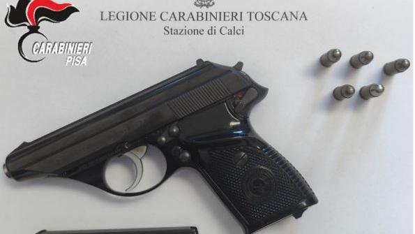 estrae pistola durante lite coi vicini arrestato