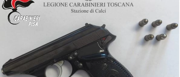 “Estrae pistola durante lite coi vicini”, arrestato