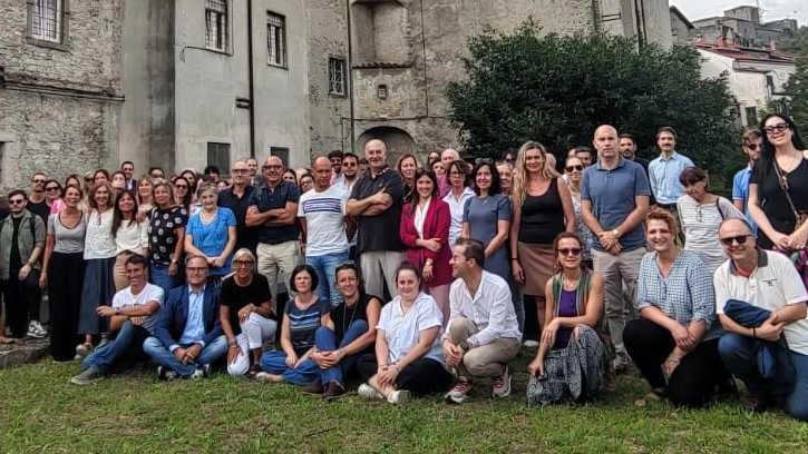 I docenti dell’istituto Pacinotti-Belmesseri riuniti in assemblea sulla sponda del fiume Magra a Pontremoli I docenti dell’istituto Pacinotti-Belmesseri riuniti in assemblea sulla sponda del fiume Magra a Pontremoli