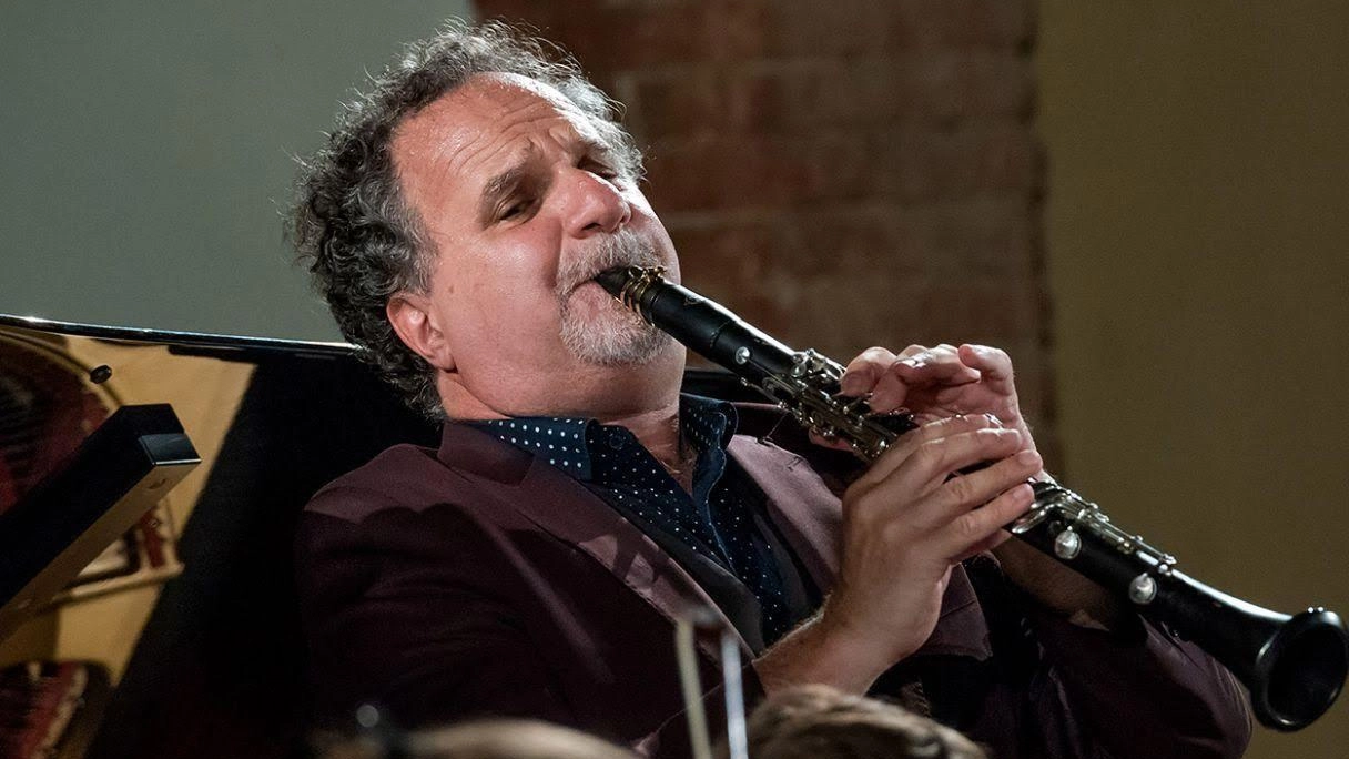 David Krakauer si esibirà domani sera nel Cortile del Rettorato. Una prima esecuzione assoluta per il Chigiana International Festival David Krakauer si esibirà domani sera nel Cortile del Rettorato. Una prima esecuzione assoluta per il Chigiana International Festival