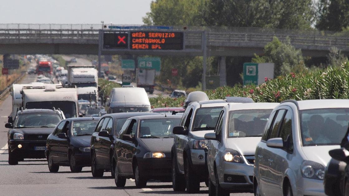 https://www.lanazione.it/image-service/view/acePublic/alias/contentid/OTlmNmFmODctNzcyMi00/0/autocisterna-si-ribalta-sulla-a12-chilometri-di-coda-e-traffico-in-tilt.jpeg?f=16:9&w=1200&h=630