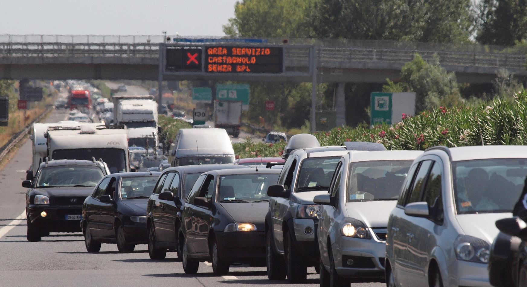 Autocisterna si ribalta sulla A12. Chilometri di coda e traffico in tilt