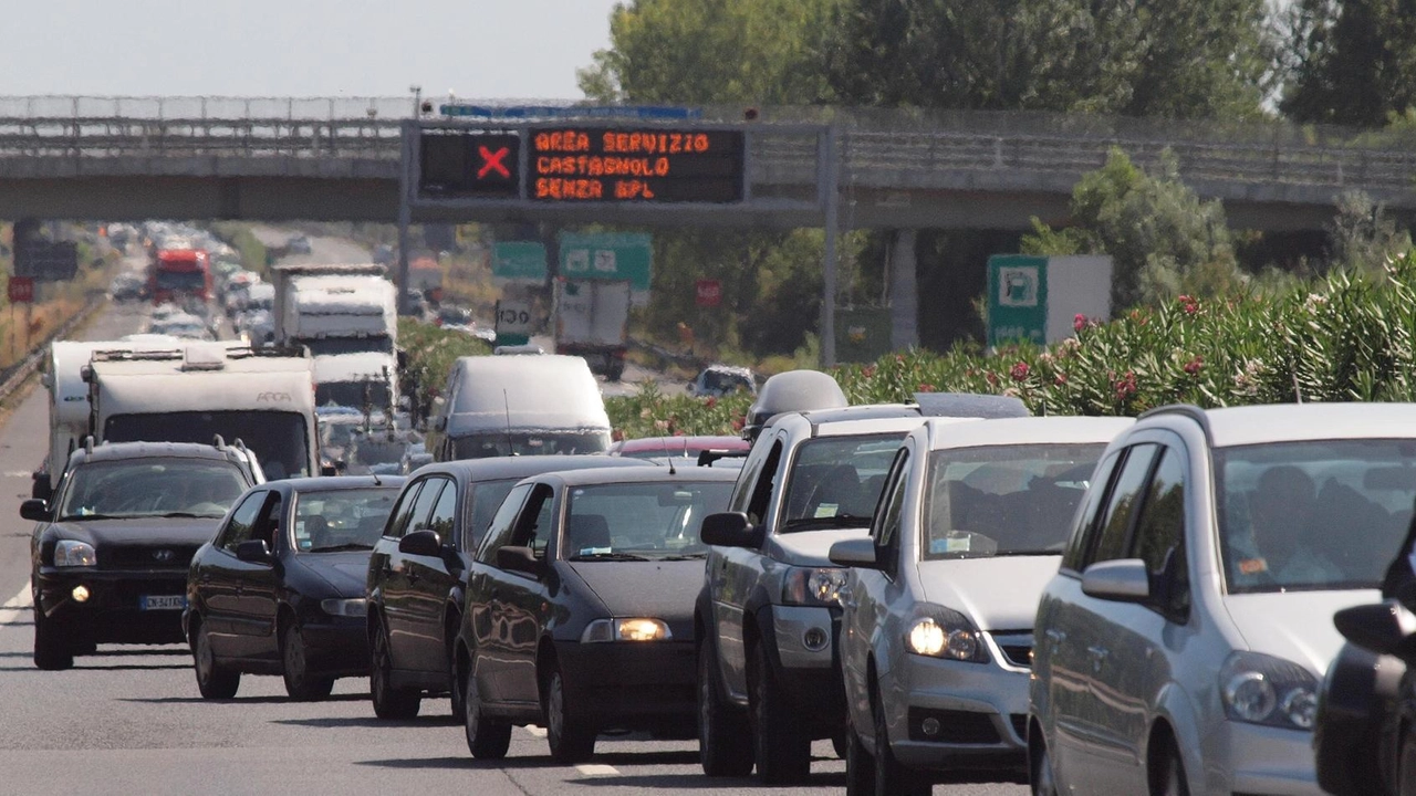Grave il conducente del tir. Auto bloccate per ore tra Pisa e Viareggio, carburante disperso sulla carreggiata . Grave il conducente del tir. Auto bloccate per ore tra Pisa e Viareggio, carburante disperso sulla carreggiata .