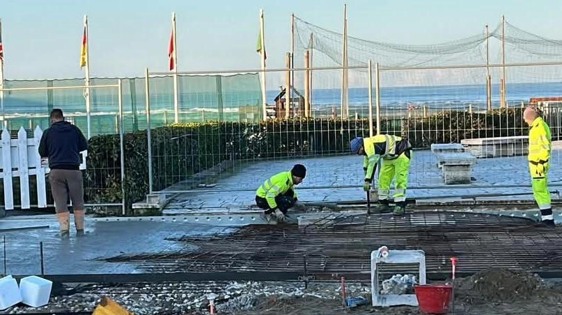 Gli operai della ditta Del Debbio impegnati sul cantiere di piazza Zara Gli operai della ditta Del Debbio impegnati sul cantiere di piazza Zara