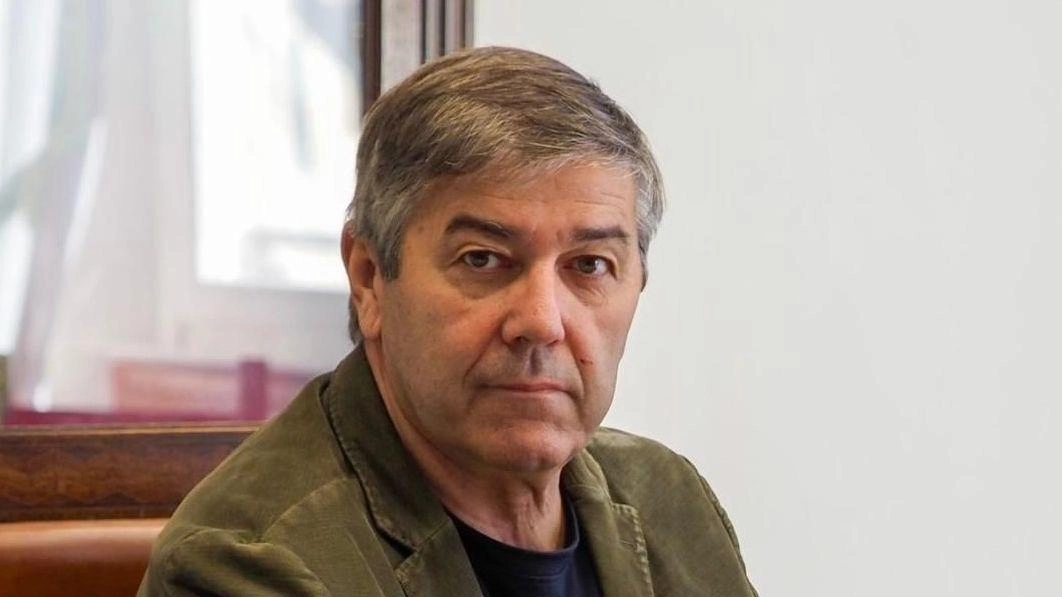 Il sindaco Bruno Murzi ha dato una stretta alle serate con musica nei bagni lanciando l’appello agli imprenditori per realizzare una discoteca in Versilia Il sindaco Bruno Murzi ha dato una stretta alle serate con musica nei bagni lanciando l’appello agli imprenditori per realizzare una discoteca in Versilia